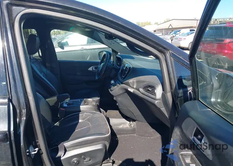 2018 Chrysler Pacifica Limited z USA, uszkodzony, nr VIN 2C4RC1GG6JR330658